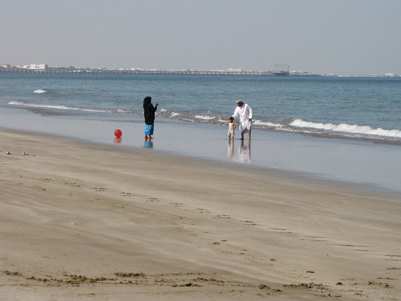 010211_muscat strand bewoners.JPG - Omaans gezin op Qurum Beach.